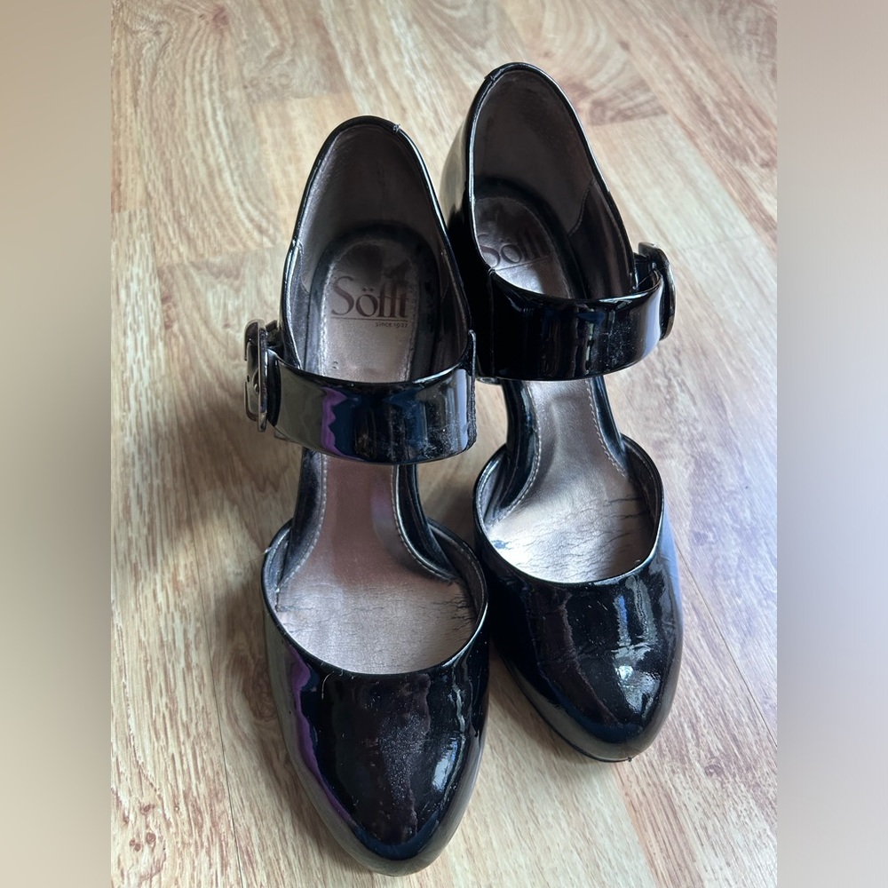 Sofft women’s patent leather heels buckle worn out